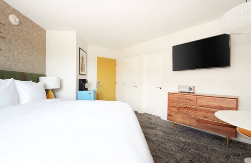 Little Tuscany Apartment | The Cole powered by Sonder | Accessible King Room