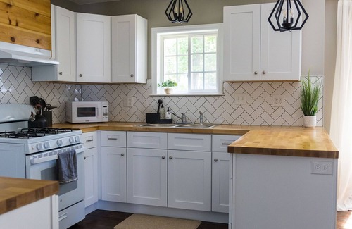 Greensboro House | The Coliseum Cottage. 1 King/2 Queen Beds. Close to coliseum and colleges.