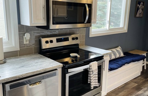 Coloma House | The Coloma Cottage - Historic Charm, Modern Amenities Beach Breweries Wineries