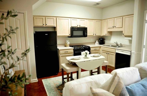 Oxford Condo | The Colonel's Cottage, 2BR by Velvet Ditch Villas