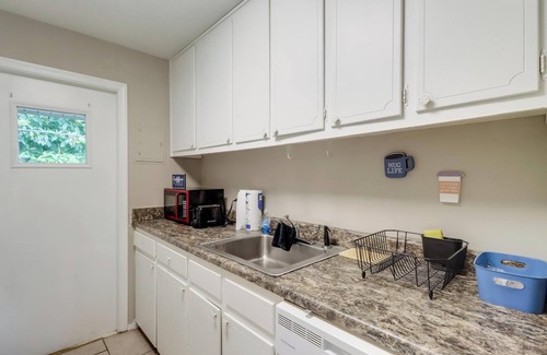 Pascagoula Apartment | The Colonial Cove: Your Relaxing Gulfside Getaway