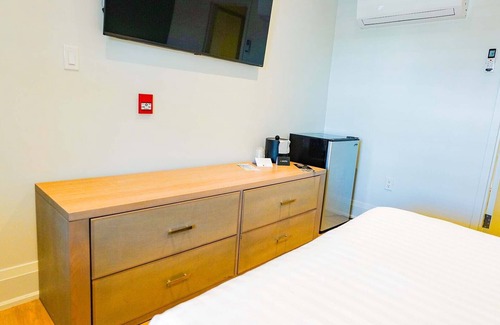 Grand Bend Hotel | The Colonial Hotel - Premium Queen