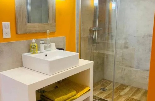 Commarin Bed & Breakfast | The colors of Commarin Chambre Jaune