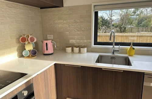 Phillipstown House | The Colour Burst - Moments from the City, Stadium and Eateries