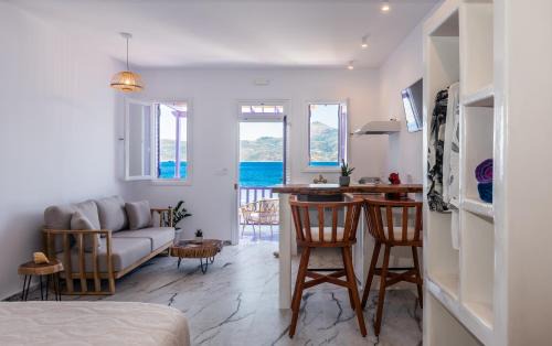 Tripiti House | The Colourful Land Milos