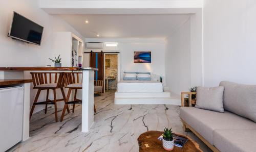 Tripiti House | The Colourful Land Milos