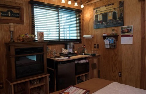 Chestnut Mound Bed & Breakfast | 'The Combo" @ Tuscany Inn TN -2 rooms/2 Hot tubs