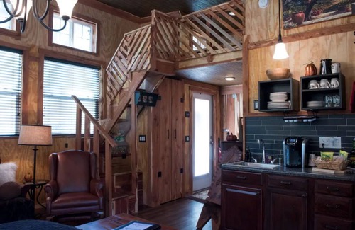 Chestnut Mound Bed & Breakfast | 'The Combo" @ Tuscany Inn TN -2 rooms/2 Hot tubs