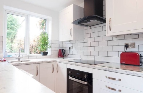 Burton on Trent House | The Comet - 5 separate beds & 3 bathrooms
