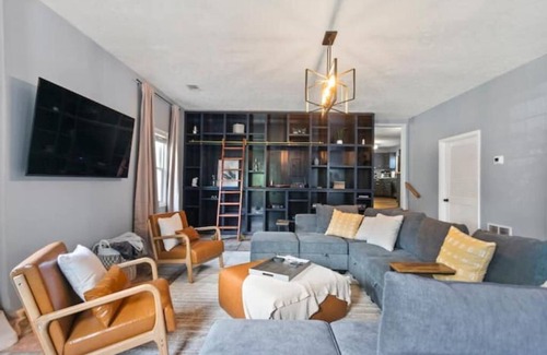 Smyrna House | The Comfort Corner - Fire Pit, Pet-Friendly, Games