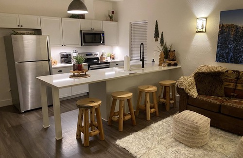 Sandpoint Cabin | The Comfy Bear Cottage! Beautiful 2 bed/1bath home minutes from skiing and lake.