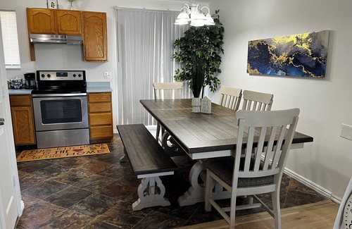 Clearfield House | The Comfy Stay 4-bedroom house with WiFi, AC in fabulous Clearfield