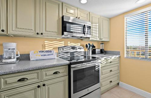 Lower Grand Lagoon Apartment | The Commodore
