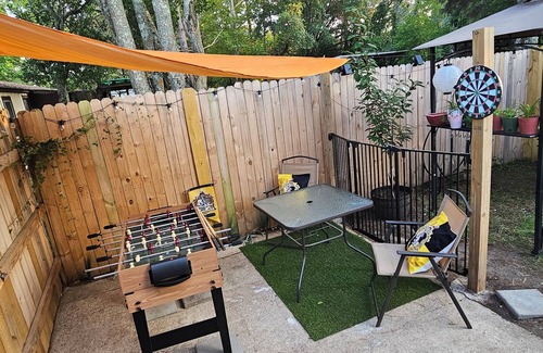 Fayetteville House | The Common Room- 1 Room+ full bath in Fayetteville with WiFi, AC, laundry.