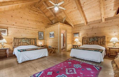 Riggins Hot Springs Hotel | The Community at Riggins Hot Springs