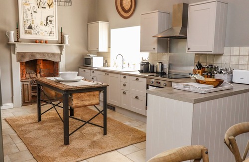 Chedworth Cottage | THE COMPTON COTTAGE, pet friendly, with a garden in Northleach