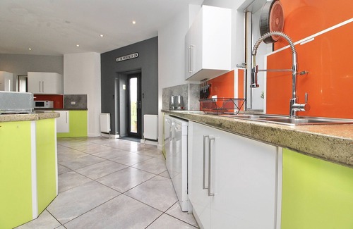 Ipswich Apartment | The Concrete Castle - 7 floors with a Lift, Cinema and an 80ft high Roof Garden