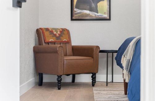 Three Rivers House | The Congress Sequoia Motel RM6