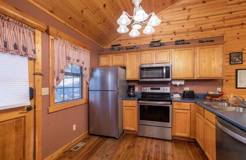 Branson Theater District Cabin | "The Constitution" Luxury Cabin at Branson Woods Resort
