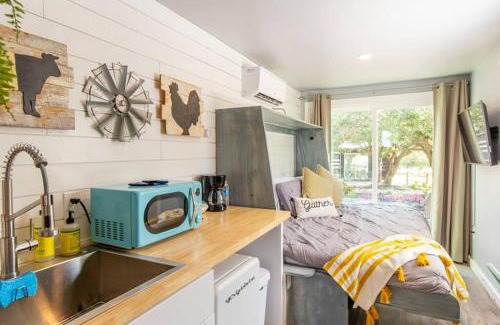 Johnson City House | The Container Retreat @ 290 Wine Trail #8 Celebrate!