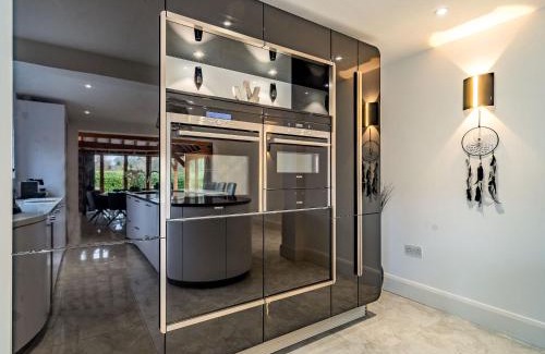 Ticknall House | The Continent