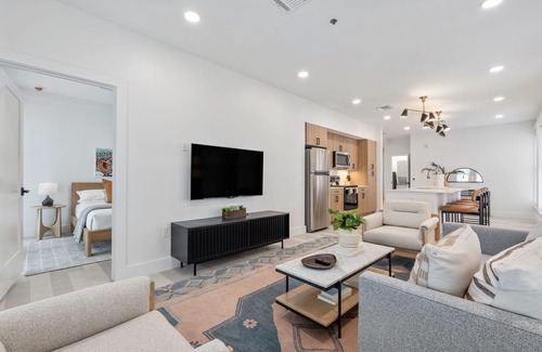 Main - Military Plaza Apartment | The Continental, powered by Placemakr - Downtown - Market Square