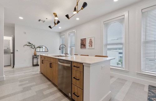 Main - Military Plaza Apartment | The Continental, powered by Placemakr - Downtown - Market Square