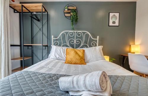 Derby Apartment | The Contractor City Spot with Parking