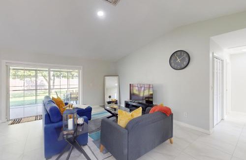 Lauderhill House | The Coral Wave