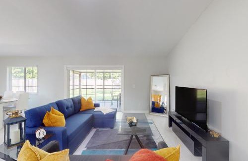 Lauderhill House | The Coral Wave