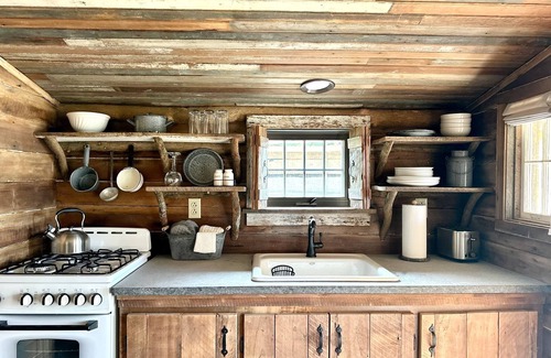 Fruitvale Cabin | The Corn Crib Cabin at Green Frog Farm