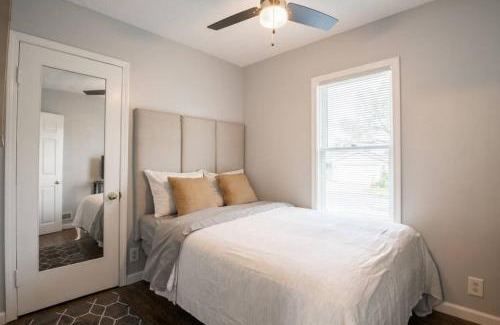 West Peoria House | THE CORNER COTTAGE - Contemporary 2BD in Peoria
