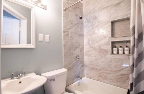 West Peoria House | THE CORNER COTTAGE - Contemporary 2BD in Peoria