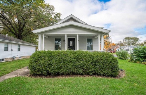West Peoria House | THE CORNER COTTAGE - Contemporary 1BD in Peoria