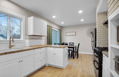 Twin Falls House | The Corner Retreat: King & Queen, small pups welcome!