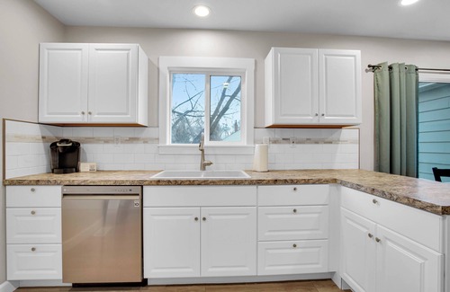 Twin Falls House | The Corner Retreat: King & Queen, small pups welcome!