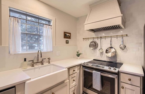Georgetown House | The Cornerstone Cottage - steps from the Square!