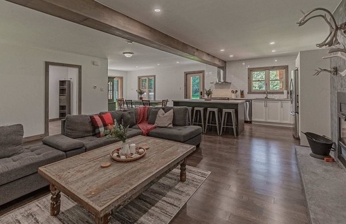 Brownsburg-Chatham Ski Chalet | The Corzo - modern farmhouse with hot tub!