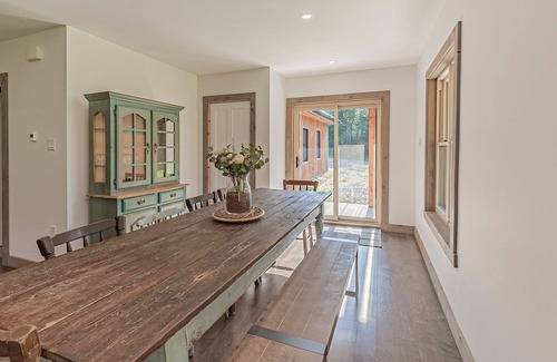 Brownsburg-Chatham Ski Chalet | The Corzo - modern farmhouse with hot tub!