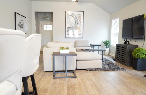 Wheatland House | The Cosmopolitan Modern, Cozy, New 3bedroom Home
