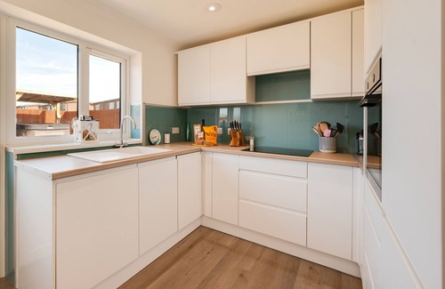 Walcott House | The Cosy Coastal - Two Bedroom House, Sleeps 3