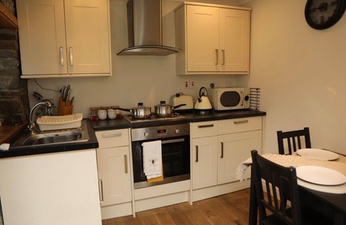 Llantrisant House | The Cosy Cottage Retreat! Long Stay Discounts