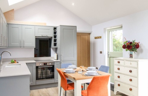Axminster Cottage | THE COSY COWSHED, pet friendly, character holiday cottage in Dalwood