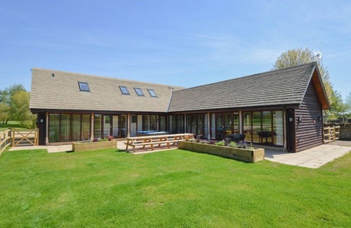 Carterton House | The Cotswold Manor Court, Exclusive Hot Tub, Games Barn, 70 acres of Parkland
