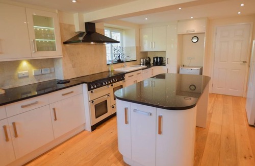 Carterton House | The Cotswold Manor Lodge, Exclusive Hot Tub, Games Barn, 70 acres of Parkland
