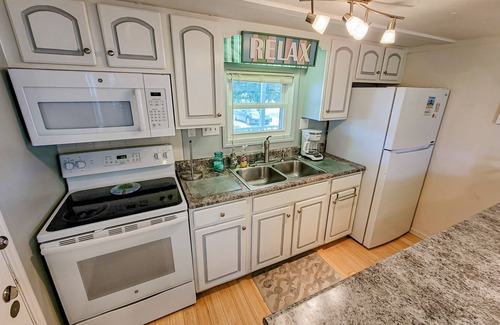 Surf City House | The Cottage - 2 BR Beach Bungalow near Nightlife!