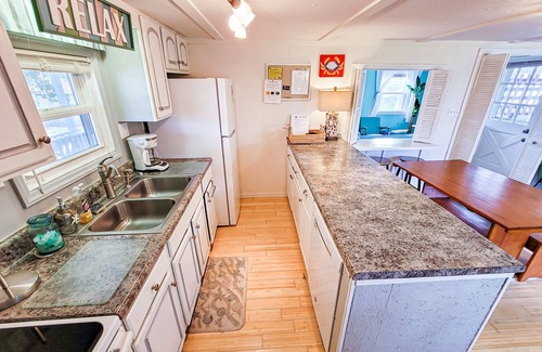 Surf City House | The Cottage - 2 BR Beach Bungalow near Nightlife!