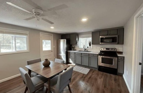 Eagle Rock House | The Cottage a Cozy cabin at Table Rock Lake - two blocks to water