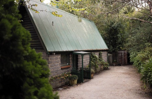 Trafalgar South Cottage | The Cottage at Mirador Springs Retreat Gippsland -just 90 mins from Melbourne.
