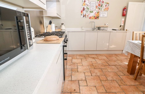 Broadway Cottage | THE COTTAGE AT BROADWAY, pet friendly, with a garden in Broadway